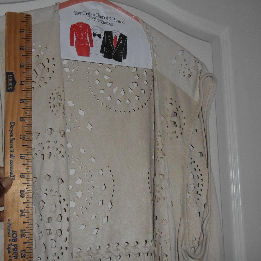 WESTERN BOHO STYLE TAN FAUX SUEDE LEATHER FRINGE EYELET VEST PYRAMID COLLECTION - Picture 4 of 13